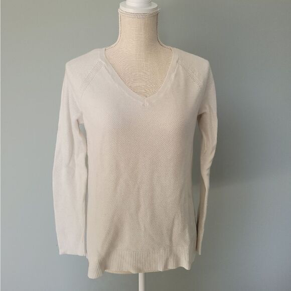 3/$15 Gap White V-Neck Textured Sweater Size XS - Picture 1 of 7